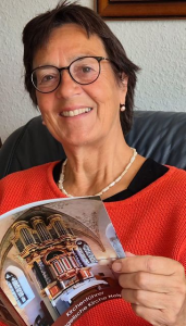 Pfarrerin i.R. Gabriele Bach stellt neuen Kirchenführer vor
