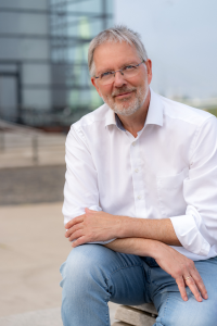 Lesung des Journalisten und Autors Arnd Henze: Mit Gott gegen die Demokratie